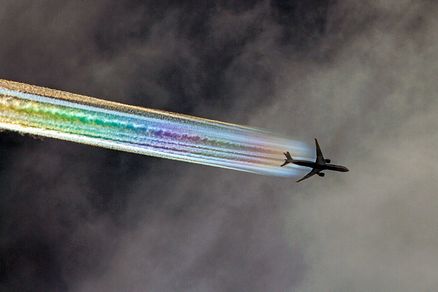 Rainbow colours in the wake of a British Airways Boeing 777 showing details of the wake structure.
